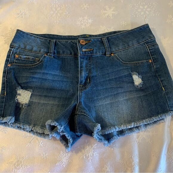 Refuge Denim Jean Shorts Distressed Raw Hem Sz 8 Gorgeous - Picture 1 of 3